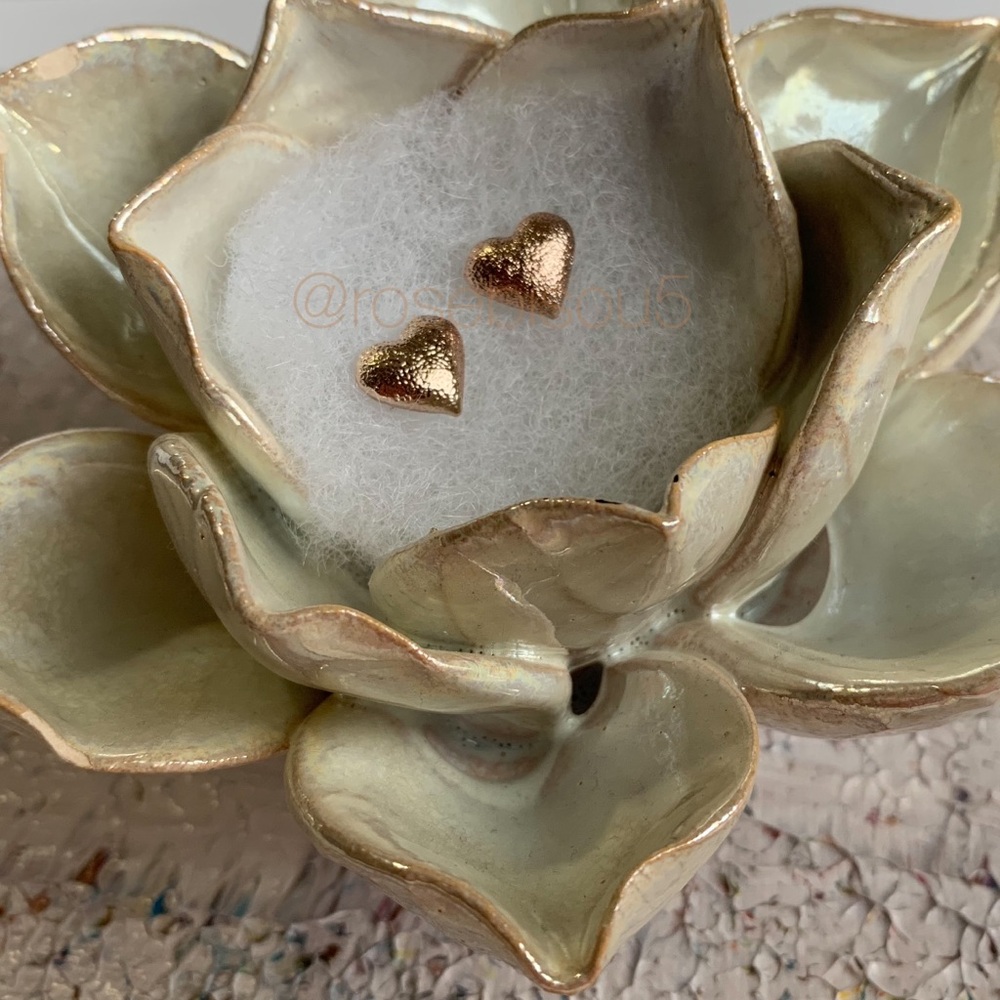 💋🆕Brushed Rose Gold Heart Stud Earrings - Picture 1 of 4